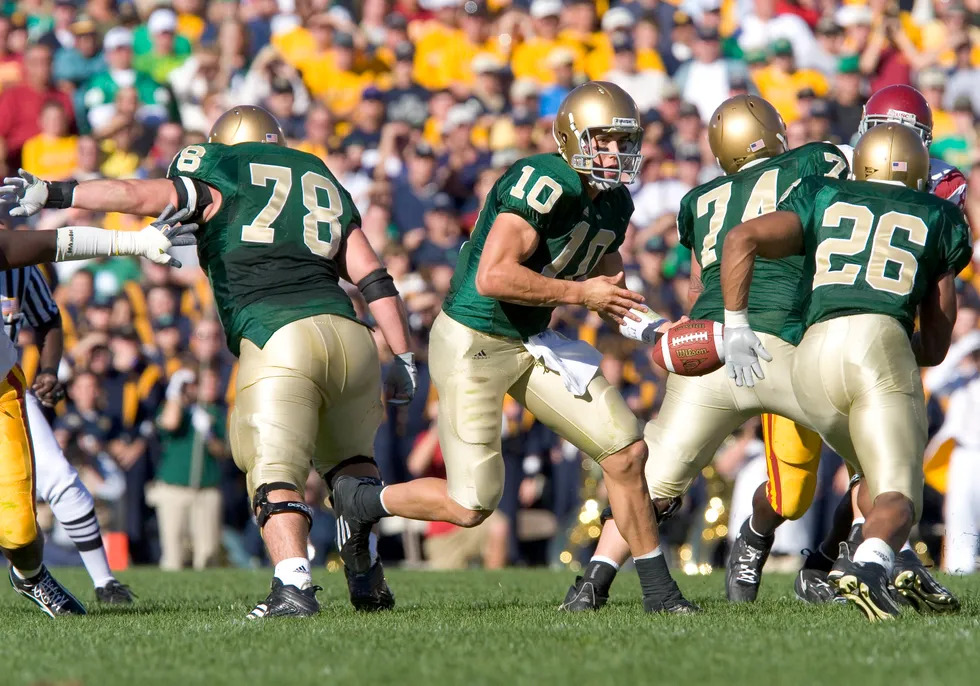 Former Notre Dame quarterback Brady Quinn (10) handing off to halfback Travis Thomas (26) during a 2005 game against USC. credit: Corbis/Icon Sportswire Via Getty